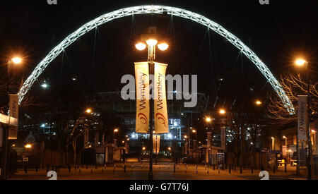 Der Bogen am Standort des neuen Wembley-Stadions ist beleuchtet, bevor das Internationale Olympische Komitee morgen die viertägige Besichtigungstour der Bewerbung Londons für die Spiele 2012 vornimmt. Stockfoto