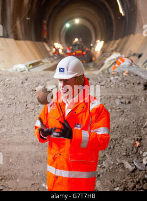 Boris Johnson, der Bürgermeister von London, wirft und fängt ein Stück Vortriebsschutt bei einem Besuch auf der Crossrail-Baustelle in der Nähe des neuen Liverpool Street Crossrail-Bahnhofs in London. Stockfoto