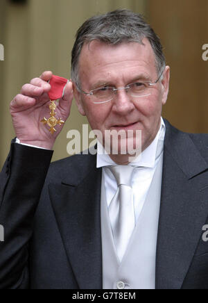 Schauspieler Tom Wilkinson, nachdem er eine OBE von der britischen Königin Elizabeth II. Gesammelt hatte Stockfoto