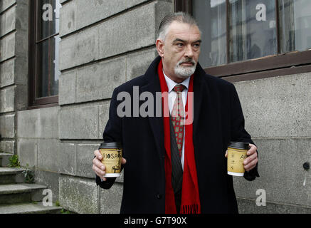 Ian Bailey trifft bei den vier Gerichten in Dublin ein, wo die Jury in einer langjährigen Klage des Engländers, der behauptet, dass sich gardai verschworen habe, um ihn für den ungelösten Mord an einem französischen Filmemacher zu beschuldigt, mit den Beratungen begonnen hat. Stockfoto