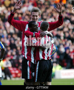 Southampton's Henri Camara (L) feiert Torschützenwertung gegen Brentford mit Kevin Phillips (R) und Peter Crouch Stockfoto