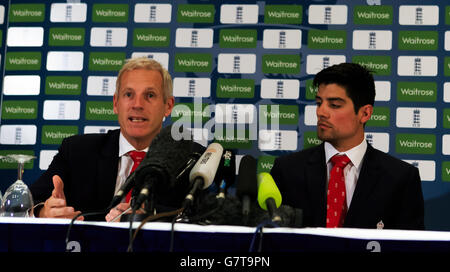 Englands Kapitän Alastair Cook (rechts) und Trainer Peter Moores (links) während einer Pressekonferenz im Sofitel Hotel, London. Stockfoto