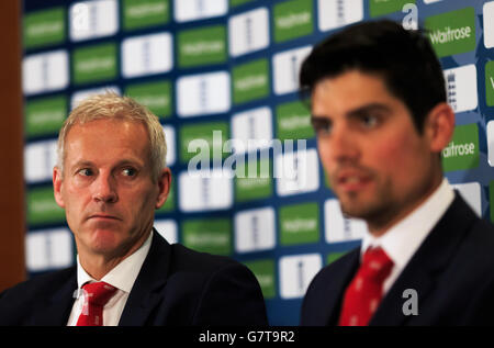 Cricket - England Pressekonferenz - Sofitel Hotel. Englands Kapitän Alastair Cook (rechts) und Trainer Peter Moores (links) während einer Pressekonferenz im Sofitel Hotel, London. Stockfoto