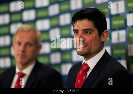 Cricket - England Pressekonferenz - Sofitel Hotel. Englands Kapitän Alastair Cook (rechts) und Trainer Peter Moores (links) während einer Pressekonferenz im Sofitel Hotel, London. Stockfoto