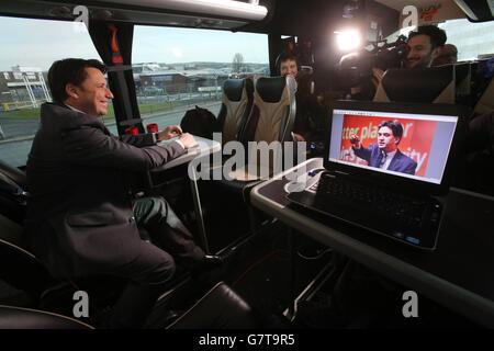 Jason Farrell (links), hochrangiger politischer Korrespondent von Sky News, arbeitet an Bord des Labour-Wahlbusses im Großraum Manchester, da sich die Parteiführer heute Abend zu einer hochkarätigen Fernsehdebatte mit dem Potenzial stellen werden, den zukünftigen Verlauf des allgemeinen Wahlkampfs zu gestalten. Stockfoto