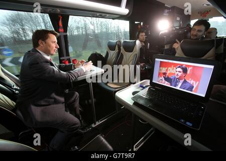 Jason Farrell (links), hochrangiger politischer Korrespondent von Sky News, arbeitet an Bord des Labour-Wahlbusses im Großraum Manchester, da sich die Parteiführer heute Abend zu einer hochkarätigen Fernsehdebatte mit dem Potenzial stellen werden, den zukünftigen Verlauf des allgemeinen Wahlkampfs zu gestalten. Stockfoto