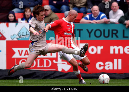 Fußball - FA Cup - Fünfte Runde - Charlton Athletic / Leicester City - The Valley. Paul Konchesky von Charlton Athletic überquert den Ball für Shaun Bartlett, um gegen Leicester City zu Punkten Stockfoto