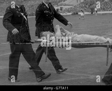 Nottingham Forest vor rechts Roy Dwight, der das erste Tor seines Teams erzielte, wird nach einer Kollision mit einem anderen Spieler beim FA Cup-Finale in Wembley auf einer Bahre vom Furchen getragen. Er wurde mit einem vermuteten gebrochenen Bein ins Krankenhaus gebracht. Stockfoto