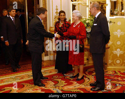 Die britische Königin Elizabeth II. Begrüßt Gilbert Felli von der IOC-evaluierungskommission im Weißen Salon. Stockfoto