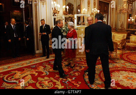 Richard Caborn wird von der britischen Königin Elizabeth II. Und dem Herzog von Edinburgh im White Drawing Room begrüßt. Stockfoto