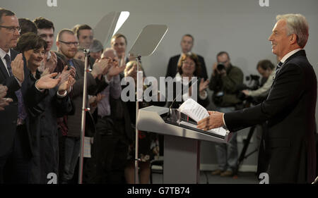 Cherie Blair (zweite links) applaudiert anderen, nachdem ihr Mann und der ehemalige Premierminister Tony Blair während eines Besuchs in der Hitachi-Fabrik in seinem ehemaligen Wahlkreis in Newton Aycliffe, County Durham, Er warnte davor, dass eine zweite Amtszeit für David Cameron wirtschaftliches Chaos riskiert und die britischen nationalen Interessen gefährdet. Stockfoto