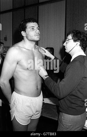 Der Liverpooler Schwergewichtboxer Noel Quarless wird vor seinem Kampf mit dem ehemaligen Europameister John L. Gardner während der Einwaage im Bloomsbury Crest Hotel, London, von einem Arzt untersucht. Stockfoto