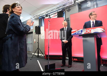 Cherie Blair begrüßt, dass der ehemalige Premierminister Tony Blair bei einem Besuch in der Hitachi-Fabrik in seinem ehemaligen Wahlkreis in Newton Aycliffe, Grafschaft Durham, vorgestellt wird, da er davor warnte, dass eine zweite Amtszeit für David Cameron wirtschaftliches Chaos riskiert und das britische nationale Interesse gefährdet. Stockfoto