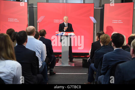 Der ehemalige Premierminister Tony Blair spricht während eines Besuchs in der Hitachi-Fabrik in seinem ehemaligen Wahlkreis in Newton Aycliffe, Grafschaft Durham, und warnte, dass eine zweite Amtszeit für David Cameron wirtschaftliches Chaos riskiert und das britische nationale Interesse gefährdet. Stockfoto