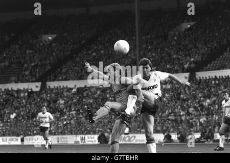 Der lesende Mittelfeldspieler Les Taylor (l) und der Stadtverteidiger von Luton Mal Donaghy verbinden die Arme, während er während eines Reading-Angriffs in Wembley im Full Members Cup Finale um den Ball kämpfte. Der Messwert wurde mit 4:1 gewonnen. Stockfoto