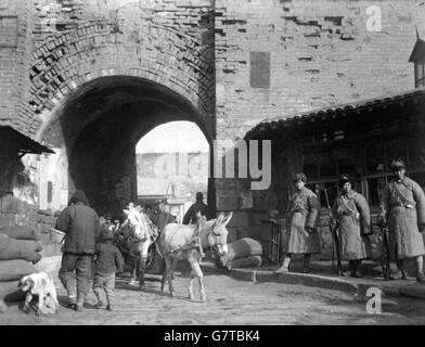 Chinesische Soldaten sind am Tor von Sha-hai-Kwan, das in die Mandschurei führt, auf der Wache. Stockfoto