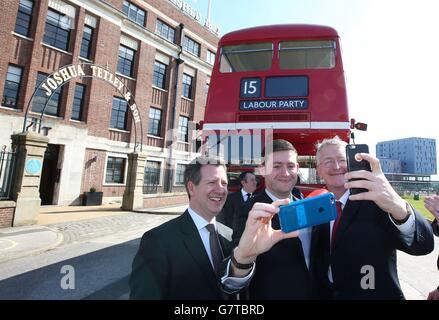 Chris Leslie, Chief Secretary des Schattensekretärs, Jim McMahon, Vorsitzender der LGA Group und Hilary Benn, Secretary der Schattengemeinden, machen Selfies in der Tetley Gallery in Leeds, wo sie die Kampagne der lokalen Regierung ihrer Partei gestartet haben. Stockfoto