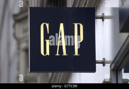 Geschäfte In Der High Street. Ein GAP Store in der Oxford Street. Stockfoto