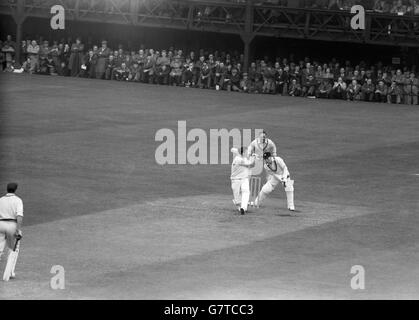 Richie Benaud schlägt einen Ball von Norman Yardley für sechs, als er seine Innings für Australien gegen Yorkshire in Bradford fortsetzt, am zweiten Tag des Spiels. Stockfoto