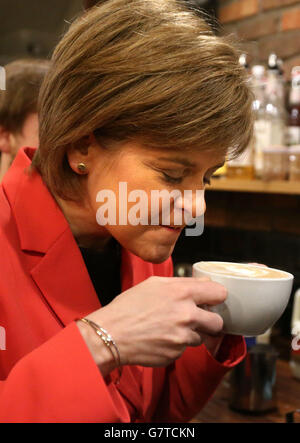 SNP-Vorsitzende und erste Ministerin Nicola Sturgeon macht eine Tasse Kaffee, während sie einen Coffee Shop besucht, während sie sich auf dem Weg zum Wahlkampf in Stirling aufhielt. Stockfoto