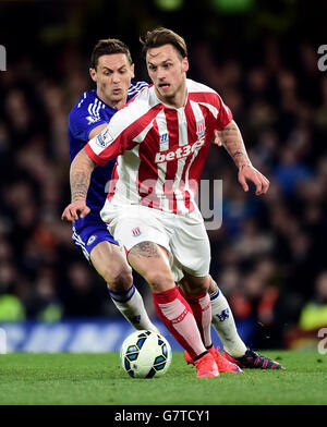 Fußball - Barclays Premier League - Chelsea / Stoke City - Stamford Bridge. Marko Arnautovic von Stoke City und Nemanja Matic von Chelsea (links) Stockfoto