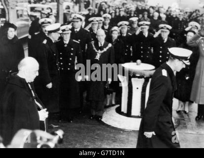 In der Uniform eines Admirals der Flotte, der Herzog von Edinburgh geht an Bord der Royal Navy Schiff, HMS Wakeful, in Portsmouth Werft, gefolgt von dem Erzbischof von Canterbury, Dr. Geoffrey Fisher. Sie gingen an Bord, um an der Beerdigung der Gräfin Mountbatten teilzunehmen, die auf ihren Wunsch auf See vor Portsmouth durchgeführt wurde. Stockfoto