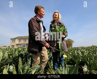 Craig Mackinlay, Kandidat für das konservative Parlament für South Thanet, wird von Liz Truss, Staatssekretär für Umwelt, Ernährung und ländliche Angelegenheiten, bei einem Besuch einer Farm in der Nähe von Manston in Kent im Rahmen eines Wahlkampfes begleitet. Stockfoto