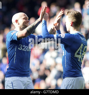 Nicky Law der Rangers (links) feiert sein zweites Tor mit Tom Walsh während des schottischen Meisterschaftsspiels im Ibrox Stadium, Glasgow. Stockfoto