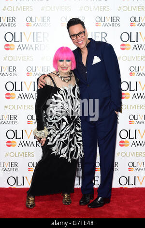 Zhanda Rhodes und Gok Wan bei den Olivier Awards im Royal Opera House, Central London. DRÜCKEN SIE VERBANDSFOTO. Bilddatum: Sonntag, 12. April 2015. Siehe PA Story SHOWBIZ Olivier. Das Foto sollte lauten: Ian West/PA Wire Stockfoto