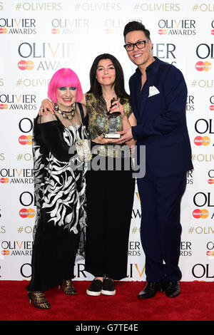 Zhanda Rhodes, Es Devlin mit dem Olivier Award für das beste Set-Design und Gok Wan mit den Olivier Awards im Royal Opera House, Central London. DRÜCKEN SIE VERBANDSFOTO. Bilddatum: Sonntag, 12. April 2015. Siehe PA Story SHOWBIZ Olivier. Das Foto sollte lauten: Ian West/PA Wire Stockfoto