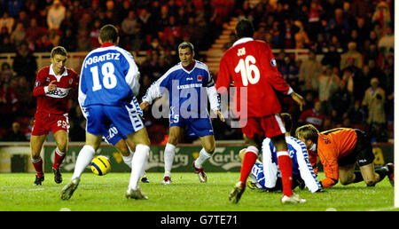 Fußball - UEFA Cup - Runde der 32. Runde - zweite Etappe - Middlesbrough V Grazer AK - Riverside Stadium. James Morrison (ganz links) von Middlesbrough erzielt das Eröffnungstreffer gegen Graz AK. Stockfoto