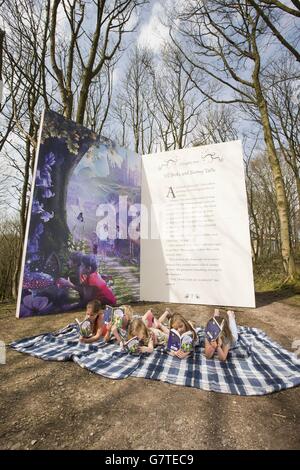 Kinder besuchen das Alton Towers Resort in Staffordshire, neben dem größten Kinderbuch der Welt, The Enchanted Village, um die Eröffnung der neuen Waldhütten des Resorts zu markieren. Stockfoto