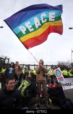 Anti-Trident-Demonstranten in der Straße am Eingang am Nordtor am HM Naval Base Clyde, Faslane. Stockfoto