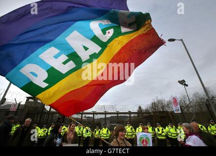 Anti-Trident-Demonstranten in der Straße am Eingang am Nordtor am HM Naval Base Clyde, Faslane. Stockfoto