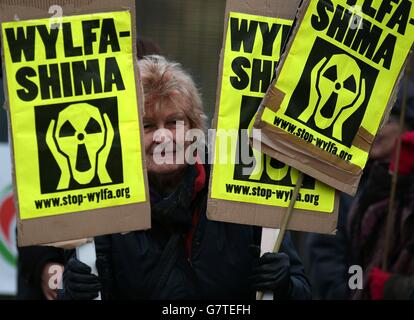 Anti-Trident-Demonstranten am Eingang des Nordtors am HM Naval Base Clyde, Faslane. Stockfoto