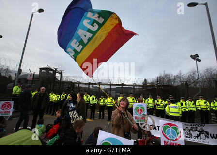 Anti-Trident-Demonstranten am Eingang des Nordtors am HM Naval Base Clyde, Faslane. Stockfoto