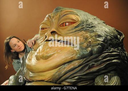 Amanda Tremewen bringt den letzten Schliff auf eine Wachsfigur von Jabba the Hutt, die zusammen mit Prinzessin Leia Teil von Madame Tussauds neuer Star Wars Experience Attraktion ist, die am Samstag, den 16. Mai, für die Öffentlichkeit geöffnet wird. Stockfoto