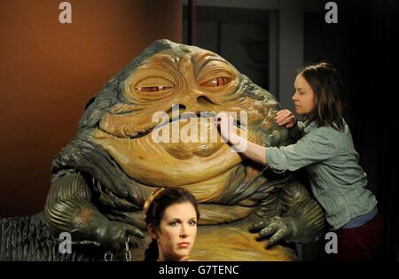 Amanda Tremewen bringt den letzten Schliff auf eine Wachsfigur von Jabba the Hutt, die zusammen mit Prinzessin Leia Teil von Madame Tussauds neuer Star Wars Experience Attraktion ist, die am Samstag, den 16. Mai, für die Öffentlichkeit geöffnet wird. Stockfoto