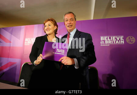 UKIP-Führer Nigel Farage mit Suzanne Evans, UKIP Stellvertretender Vorsitzender und Parlamentarischer Kandidat für Shrewsbury & Atcham während der Eröffnung des Manifests der Partei im Thurrock Hotel in Essex. Stockfoto