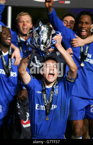 Fußball - Carling Cup - Finale - Chelsea gegen Liverpool - Millennium Stadium. Chelseas Kapitän John Terry hebt den Carling Cup nach dem Sieg gegen Liverpool an Stockfoto