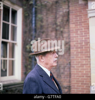 Der ehemalige Premierminister Harold Macmillan in seinem Haus, Birch Grove, Sussex. Stockfoto