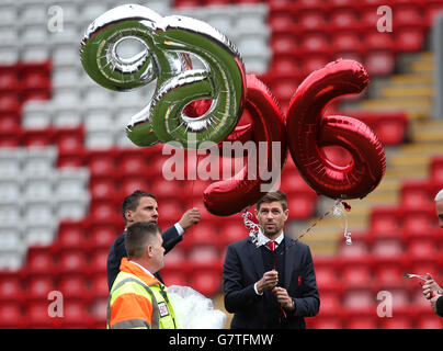 Liverpool-Kapitän Steven Gerrard (rechts) und Everton-Kapitän Phil Jagielka (Mitte) veröffentlichen 96 Ballons während des Hillsborough-Gedenkgottesdienstes in Anfield, Liverpool, zum 26. Jahrestag der Hillsborough-Katastrophe, Sie erinnern sich an die 96 Liverpool-Fans, die am 15 1989. April in einem Gedränge im Hillsborough-Stadion von Sheffield Wednesday starben, wo Liverpool in einem Halbfinale des FA Cup Nottingham Forest zusammentreffen sollte. Stockfoto