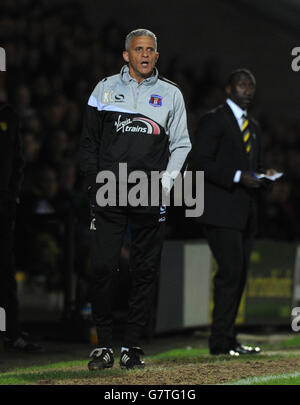 Fußball - Sky Bet League Two - Burton Albion gegen Carlisle United - Pirelli Stadium. Carlisle-Manager Keith Curle auf der Touchline während des zweiten Spiels der Sky Bet League im Pirelli Stadium, Burton. Stockfoto