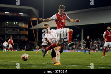 Fußball - Sky Bet Championship - Fulham gegen Rotherham United - Craven Cottage. Dan Burn von Fulham und Lee Frecklington von Rotherham United Stockfoto