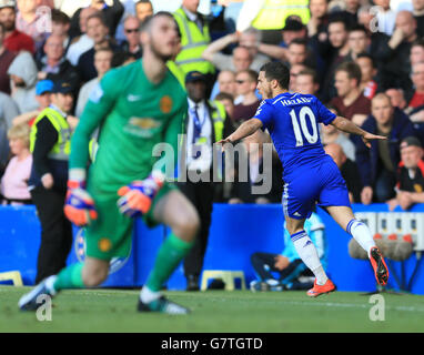 Chelsea's Eden Hazard (rechts) feiert das Tor seiner Seite zum ersten Tor des Spiels gegen Manchester United während des Spiels der Barclays Premier League in Stamford Bridge, London. DRÜCKEN Sie VERBANDSFOTO. Bilddatum: Samstag, 18. April 2015. Siehe PA Geschichte FUSSBALL Chelsea. Bildnachweis sollte lauten: Nigel French/PA Wire. Stockfoto