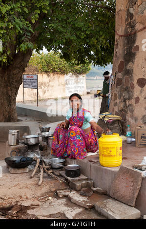 Unbekannte indische Frau Kochen Essen auf der Straße Stockfoto