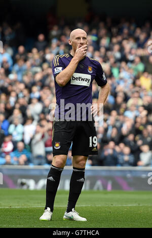 James Collins von West Ham United steht nach einem eigenen Tor im Barclays Premier League-Spiel im Etihad Stadium, Manchester, dejected. Stockfoto