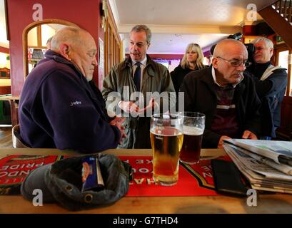 Der UKIP-Führer Nigel Farage (zweite links) spricht mit den Einheimischen im öffentlichen Haus des Freiwilligen während seiner Wahlkampagne in Ash, Kent, während er seine Kampagne für den Sitz von South Thanet im allgemeinen Wahlkampf fortsetzt. Stockfoto