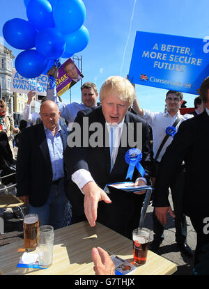 Parlamentswahlen im Wahlkampf 2015 - 21. April. Boris Johnson, der Bürgermeister von London (Mitte), während einer Generalwahlkampagne in Ramsgate, Kent. Stockfoto