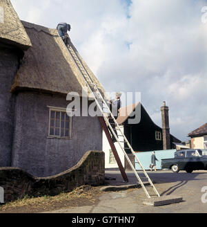 Strohende 500 Jahre alte Hütten in Chadwell St. Mary, Essex. Stockfoto